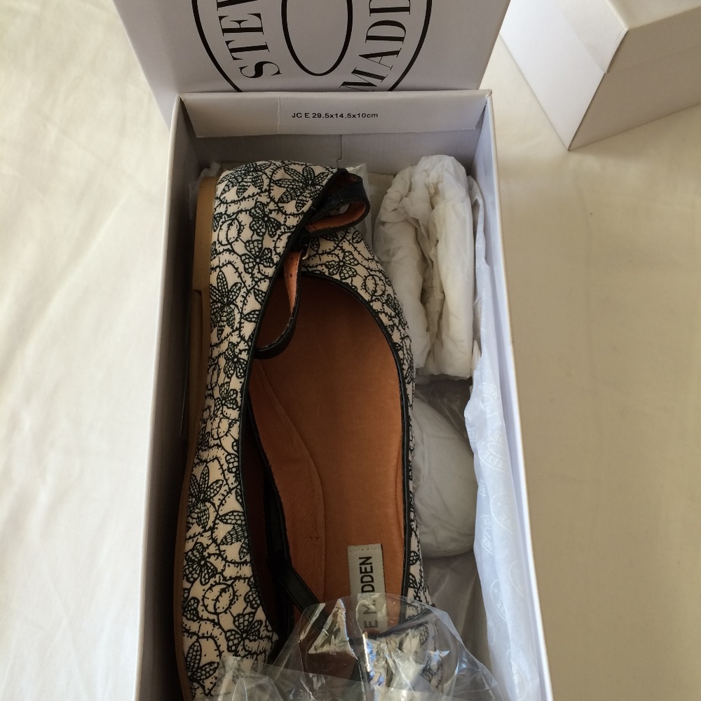 Steve Madden Embroidered Flats